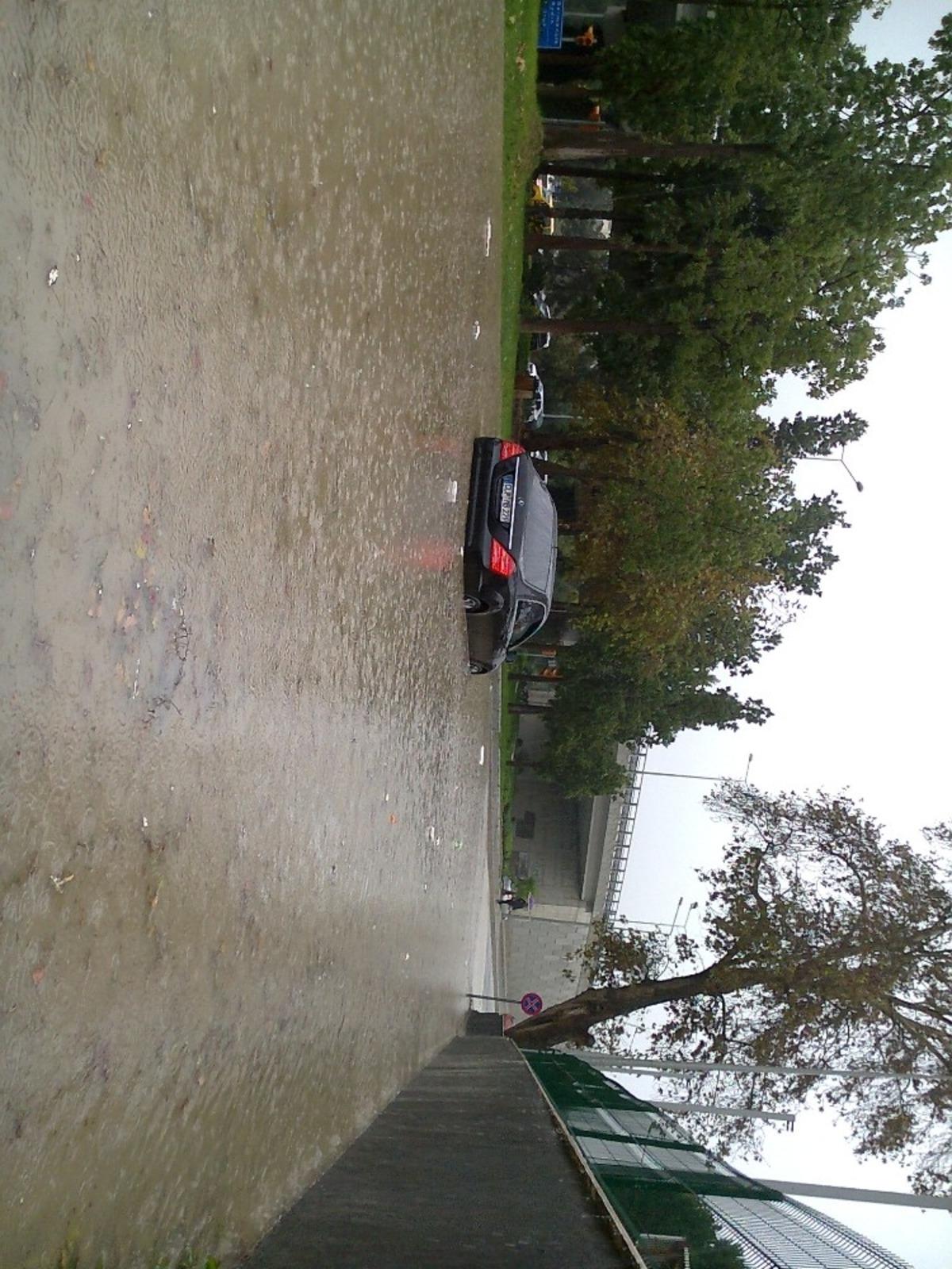 Kuşadası&rsquo;nda sağanak yağmur etkili oldu