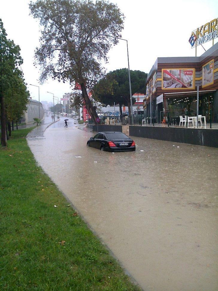 Kuşadası’nda sağanak yağmur etkili oldu G2
