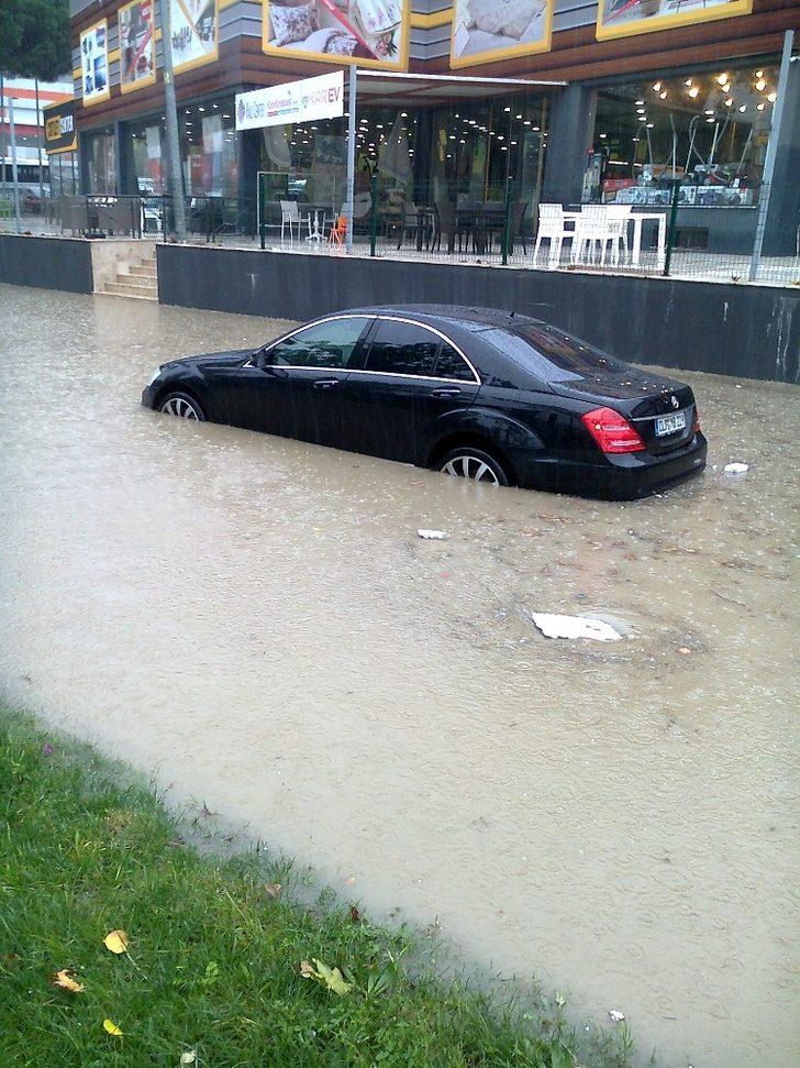 Kuşadası’nda sağanak yağmur etkili oldu G3