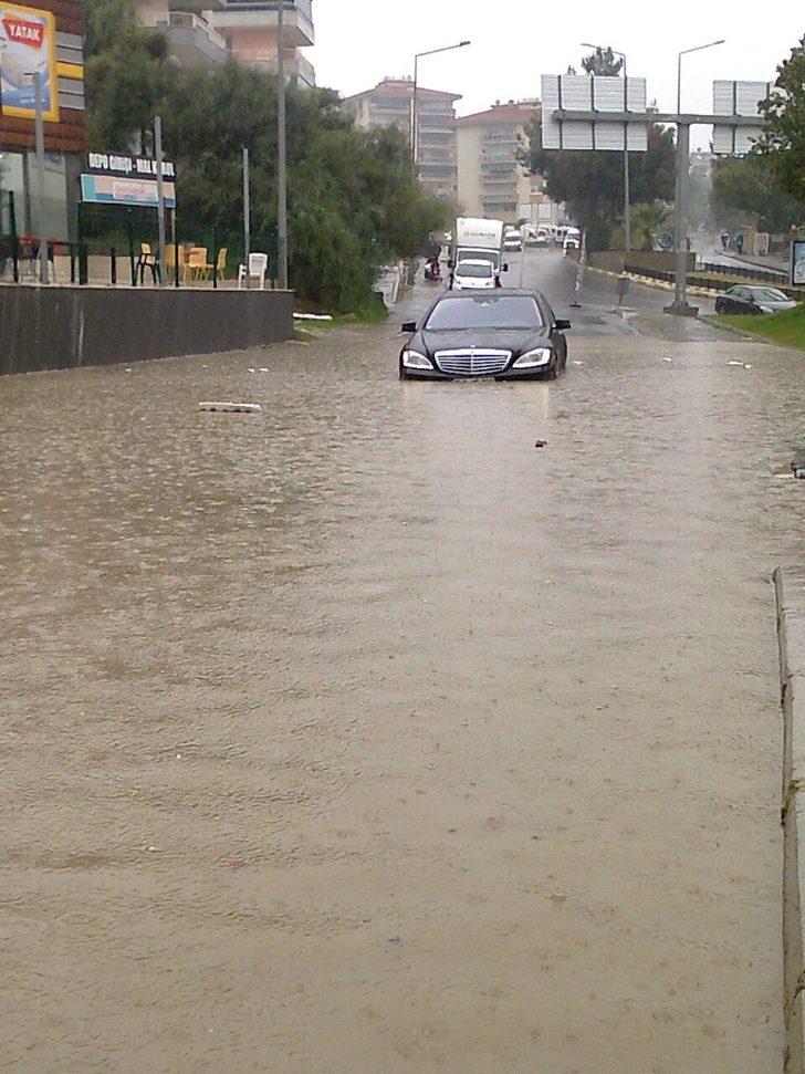 Kuşadası’nda sağanak yağmur etkili oldu G4