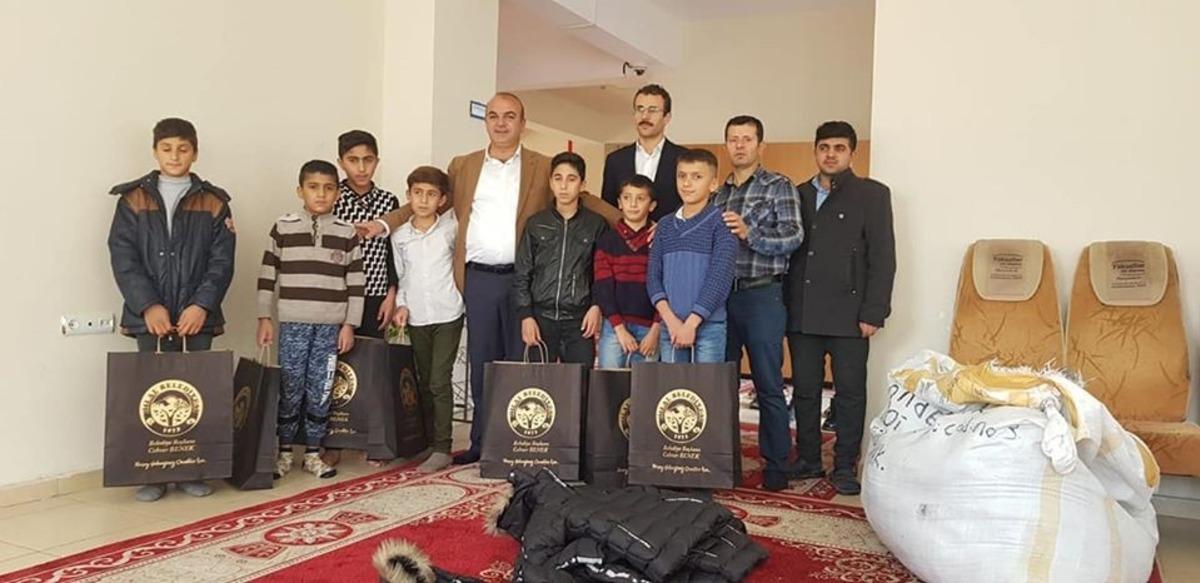 Başkan Benek&rsquo;ten &ouml;ğrencilere kışlık bot ve mont yardımı