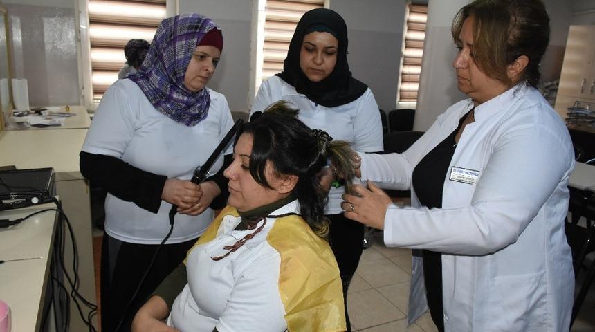 Şahinbey Belediyesi d&uuml;zenlediği kurslarla meslek sahibi yapıyor