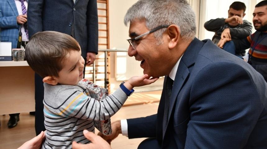 Vali G&uuml;rel &ouml;zel &ouml;ğrencileri ziyaret etti