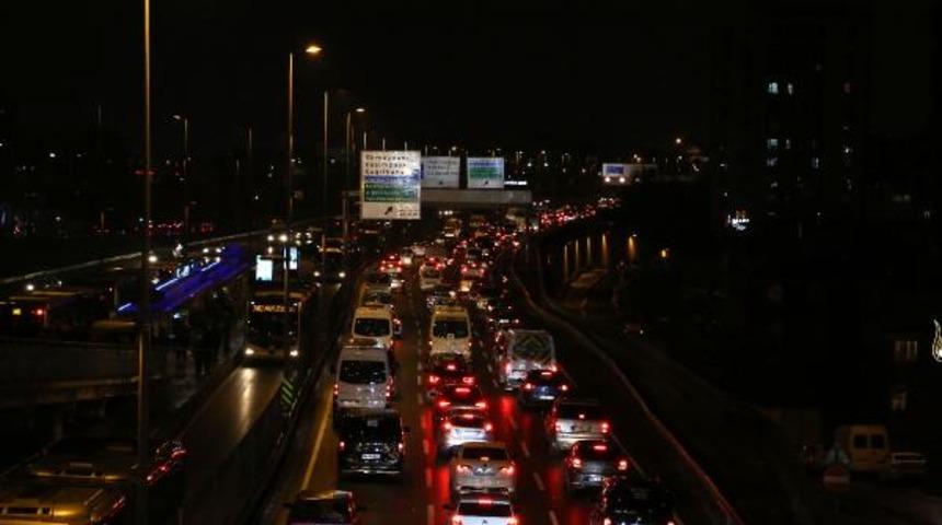 Son dakika: İstanbul’da yağış trafiği olumsuz etkiledi