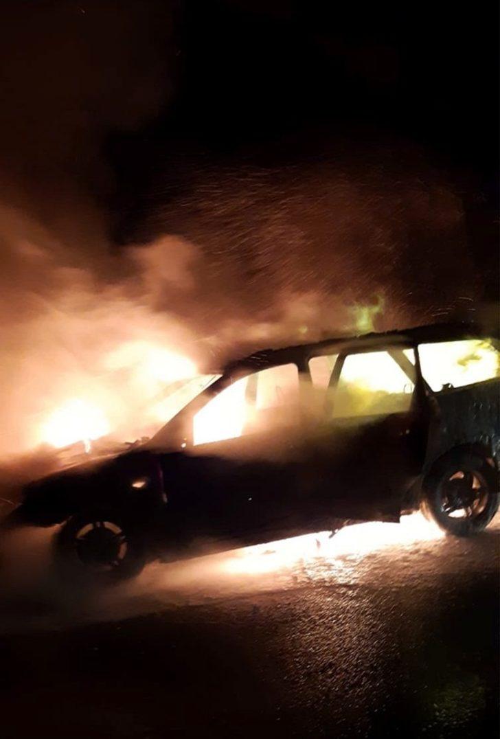 Alev alan araç tamamen yandı G2