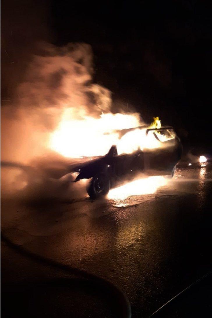 Alev alan araç tamamen yandı G3