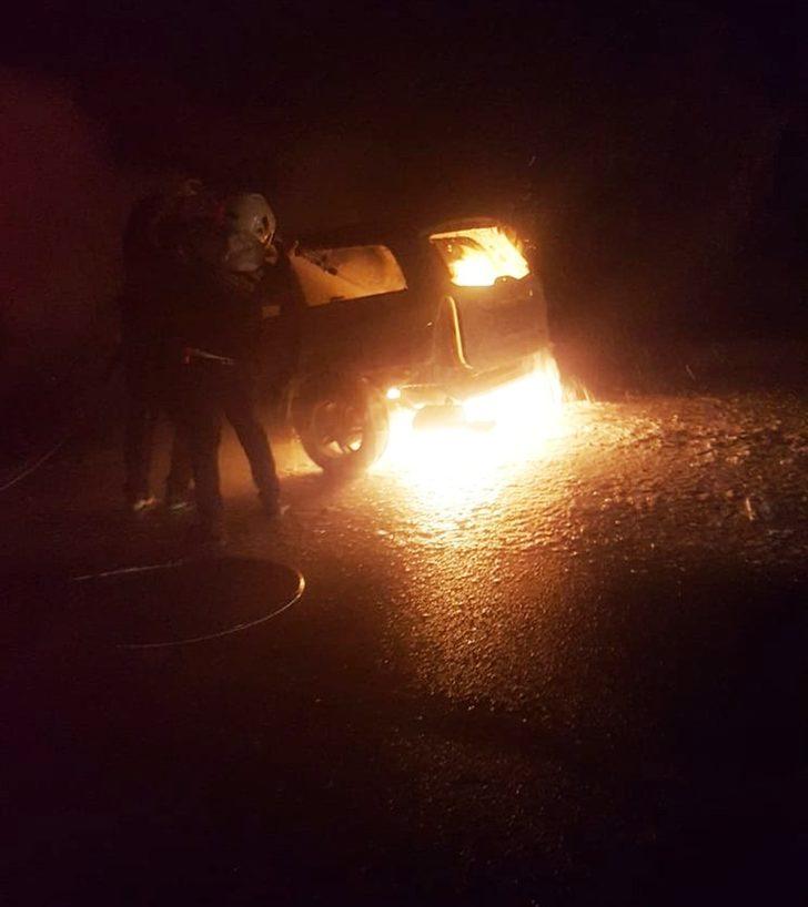 Alev alan araç tamamen yandı G4