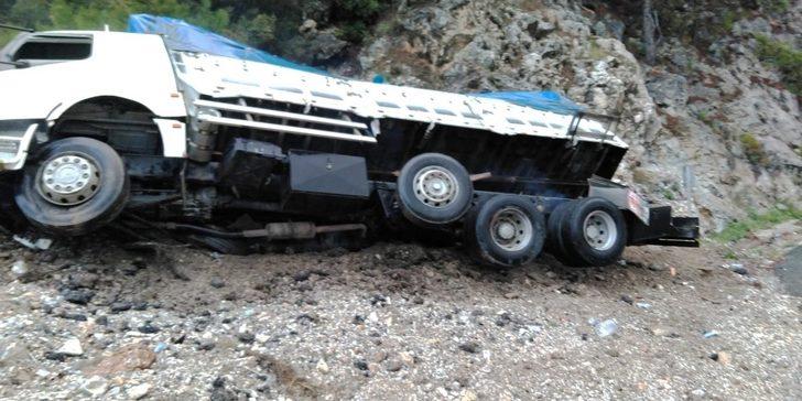 Tır virajı alamayınca yan yattı G2