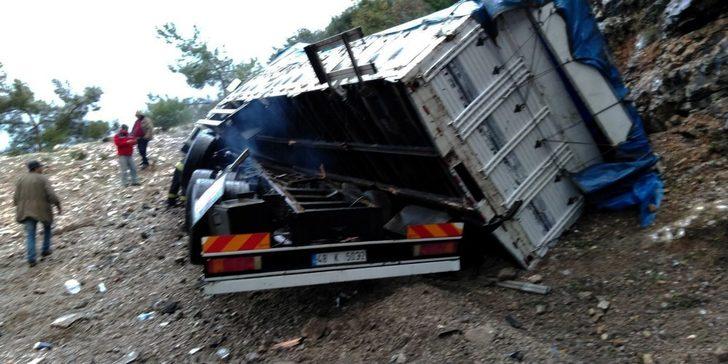 Tır virajı alamayınca yan yattı G3