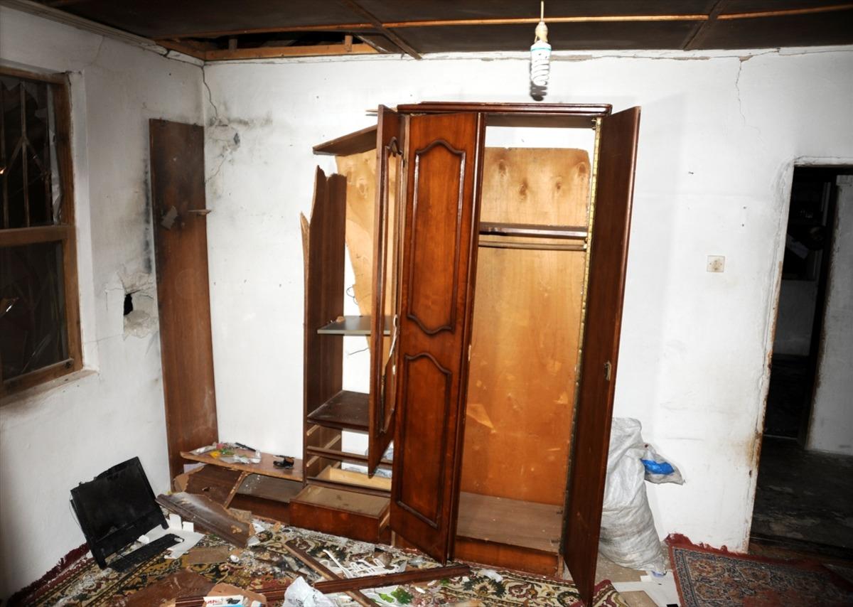 Camlar kırıldı dolap par&ccedil;alandı! Antalya'da d&uuml;şen yıldırım evi bu hale getirdi!