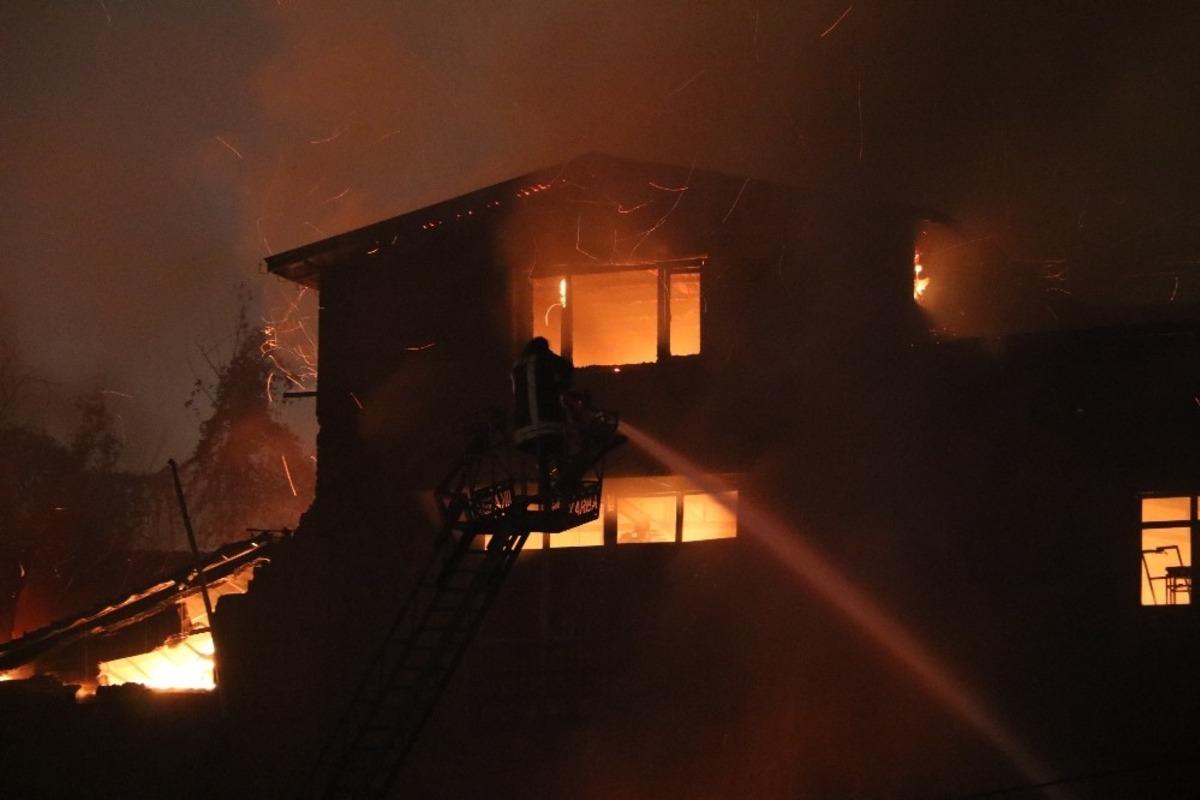 Mobilya at&ouml;lyesindeki b&uuml;y&uuml;k yangın saatler sonra s&ouml;nd&uuml;r&uuml;ld&uuml;!