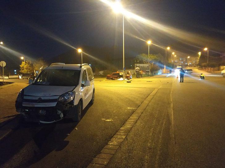 Denizli'de hafif ticari araç otomobille çarpıştı:1 ölü, 2 yaralı G1