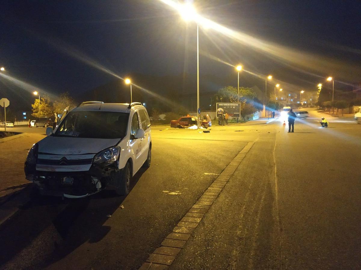 Denizli'de hafif ticari ara&ccedil; otomobille &ccedil;arpıştı:1 &ouml;l&uuml;, 2 yaralı