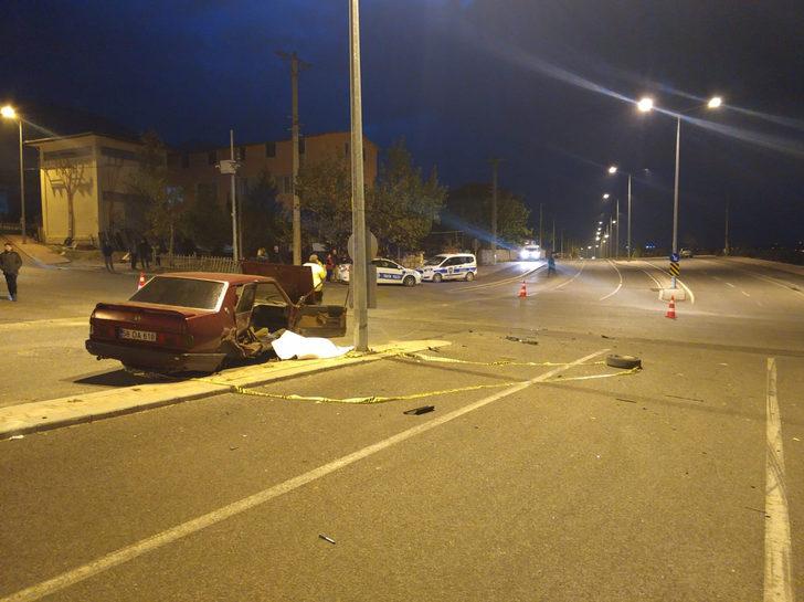 Denizli'de hafif ticari araç otomobille çarpıştı:1 ölü, 2 yaralı G2