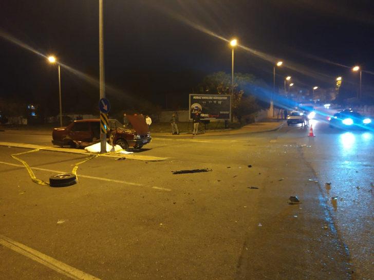 Denizli'de hafif ticari araç otomobille çarpıştı:1 ölü, 2 yaralı G3