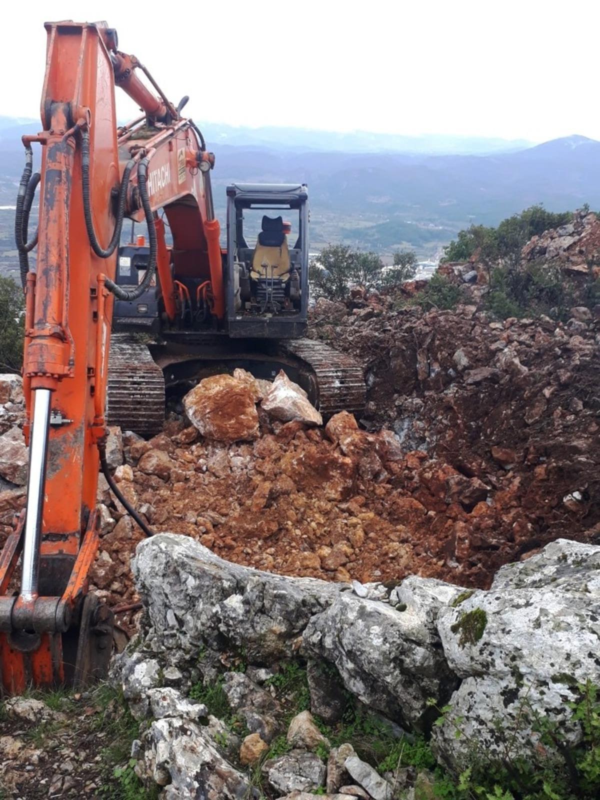 İş makinesi ile ka&ccedil;ak kazı yaparken yakalandılar