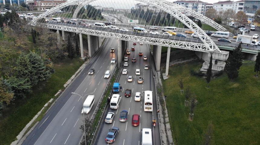 İstanbul'ta trafiği kilitleyen kaza! 7 ara&ccedil; birbirine girdi