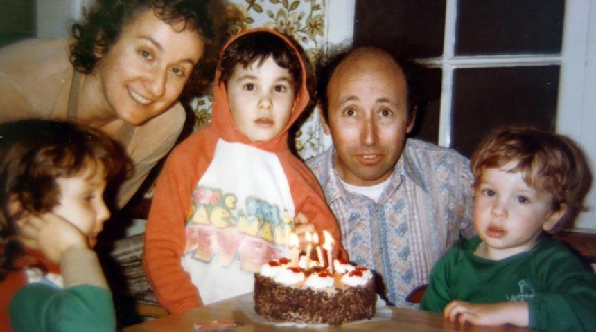 'Anne ve babamız bizden gizli eşcinsel pornosu imparatorluğu y&ouml;netiyordu'