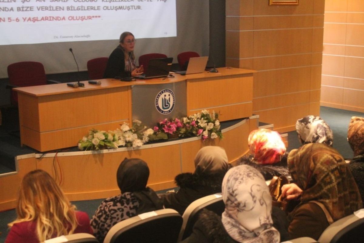Bayburt&rsquo;ta &lsquo;Anne &Uuml;niversitesi&rsquo; projesi kapsamında anneler eğitimlerini s&uuml;rd&uuml;r&uuml;yor