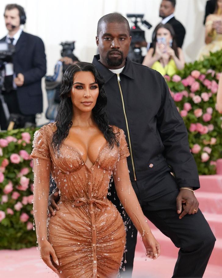 Kim Kardashian elbiseye zor sığdı G2