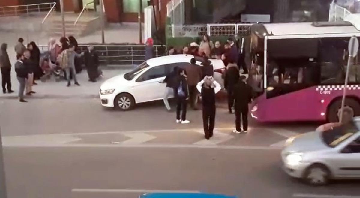 Sorumsuz s&uuml;r&uuml;c&uuml; aracını yola park edince vatandaşlar devreye girdi