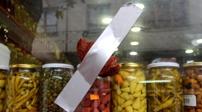 D&uuml;nya g&uuml;ndemine oturan duvardaki muz yerine camda &ccedil;iğ k&ouml;fte