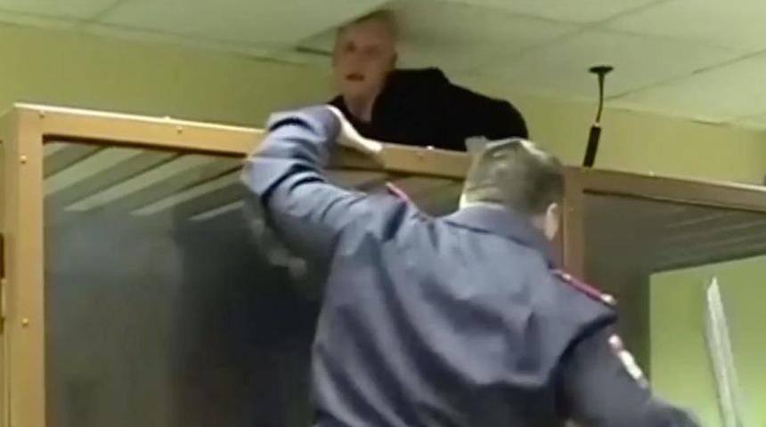 Mahkeme salonundan firar etmeye &ccedil;alıştı!