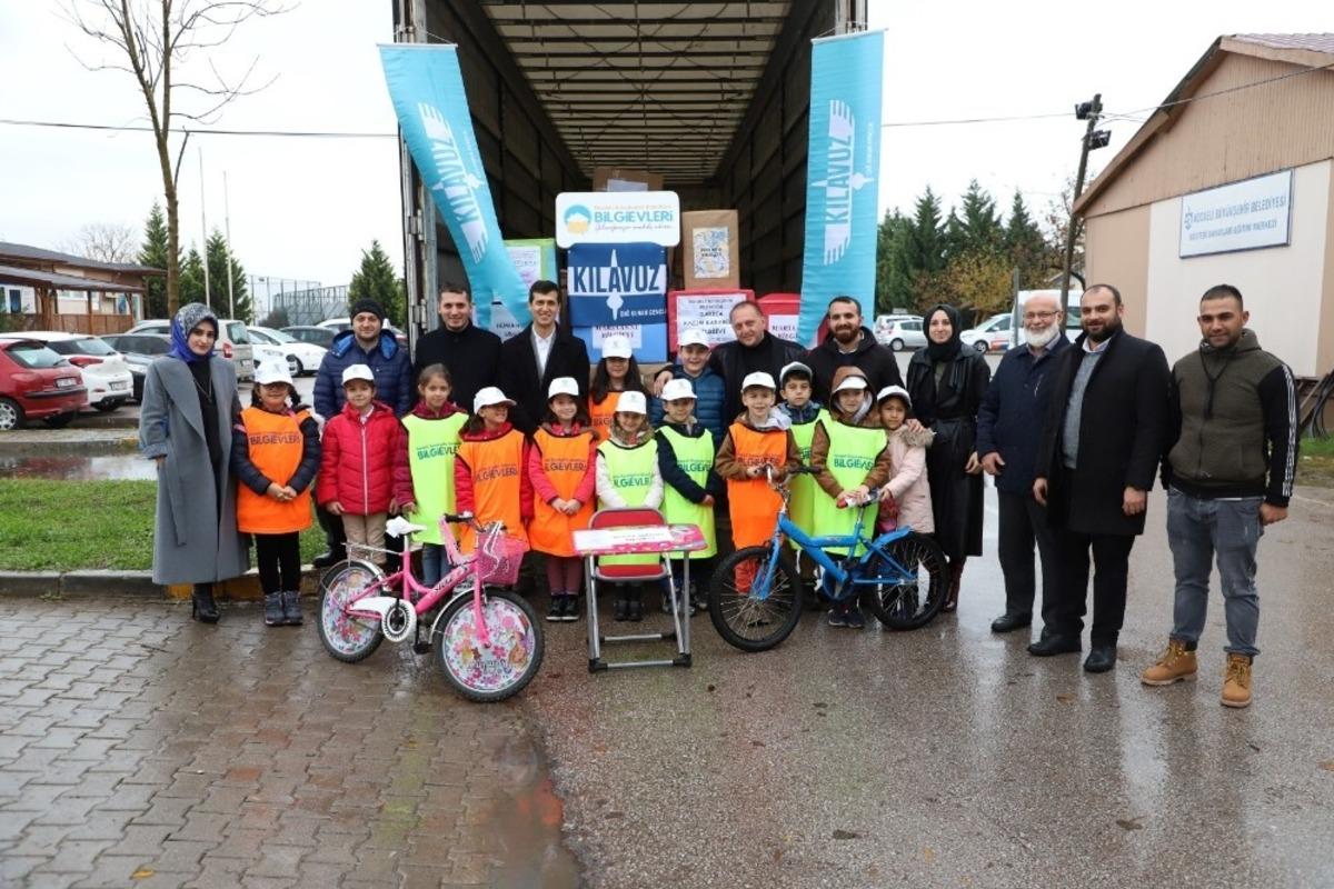 En sevdikleri oyuncaklarını Suriyeli kardeşlerine g&ouml;nderdiler