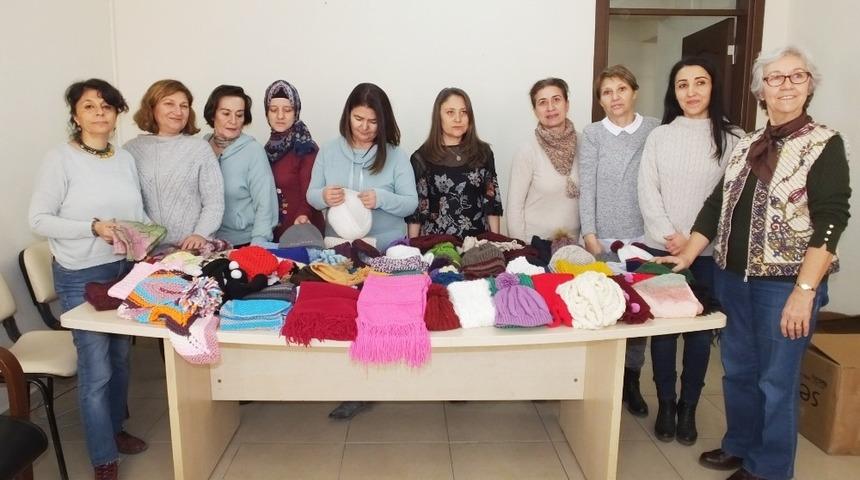 &Ccedil;ocuklar &uuml;ş&uuml;mesin diye bere ve atkı &ouml;rd&uuml;ler