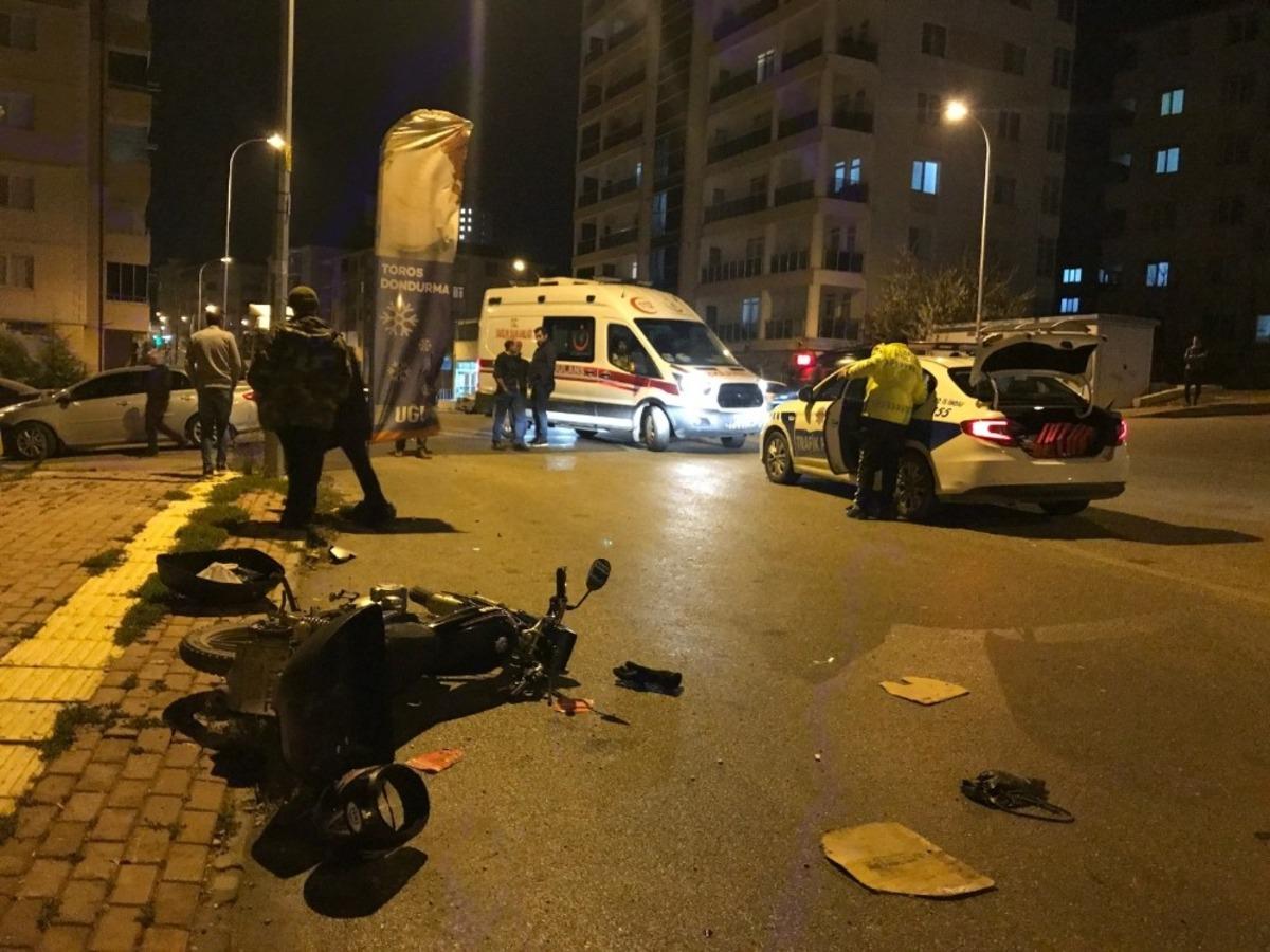 Ehliyetsiz motosiklet s&uuml;r&uuml;c&uuml;s&uuml; kaza yaptı