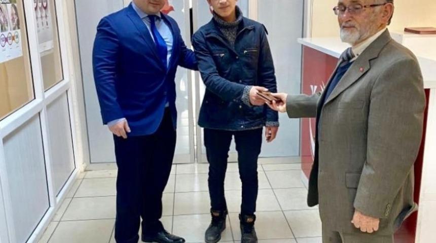 Bulduğu c&uuml;zdanı sahibine teslim etti