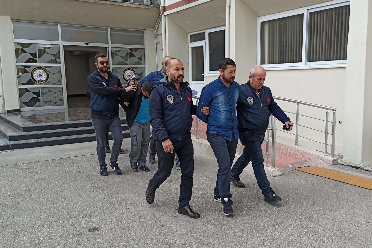 &Ccedil;aldıkları altınları satarken g&uuml;venlik kameralarına yakalandılar