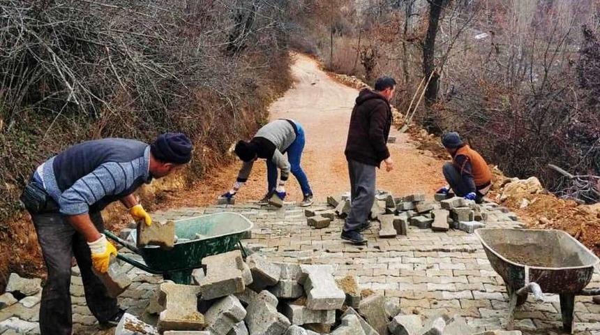 K&ouml;y mezarlık yoluna kilitli parke taşı