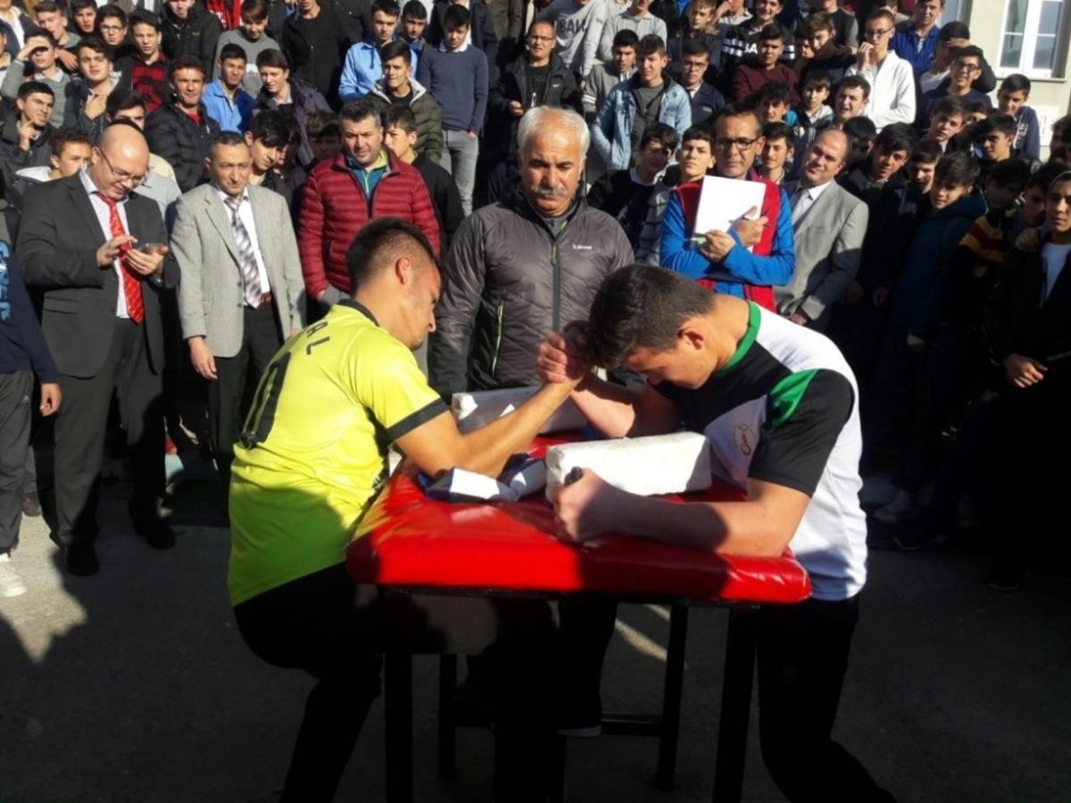 Liseler arası bilek g&uuml;reşi yarışması