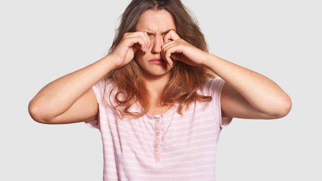 Gözlerinizi sakın ovuşturmayın, çünkü... Keratokonus körlüğe kadar gidebilir! Keratokonus nedir? Keratokonus tedavisi nasıl olur?