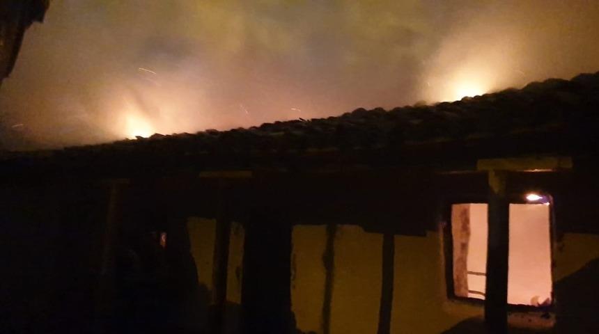 Yeşilk&ouml;y&rsquo;de &ccedil;ıkan yangında bir ev kullanılamaz hale geldi