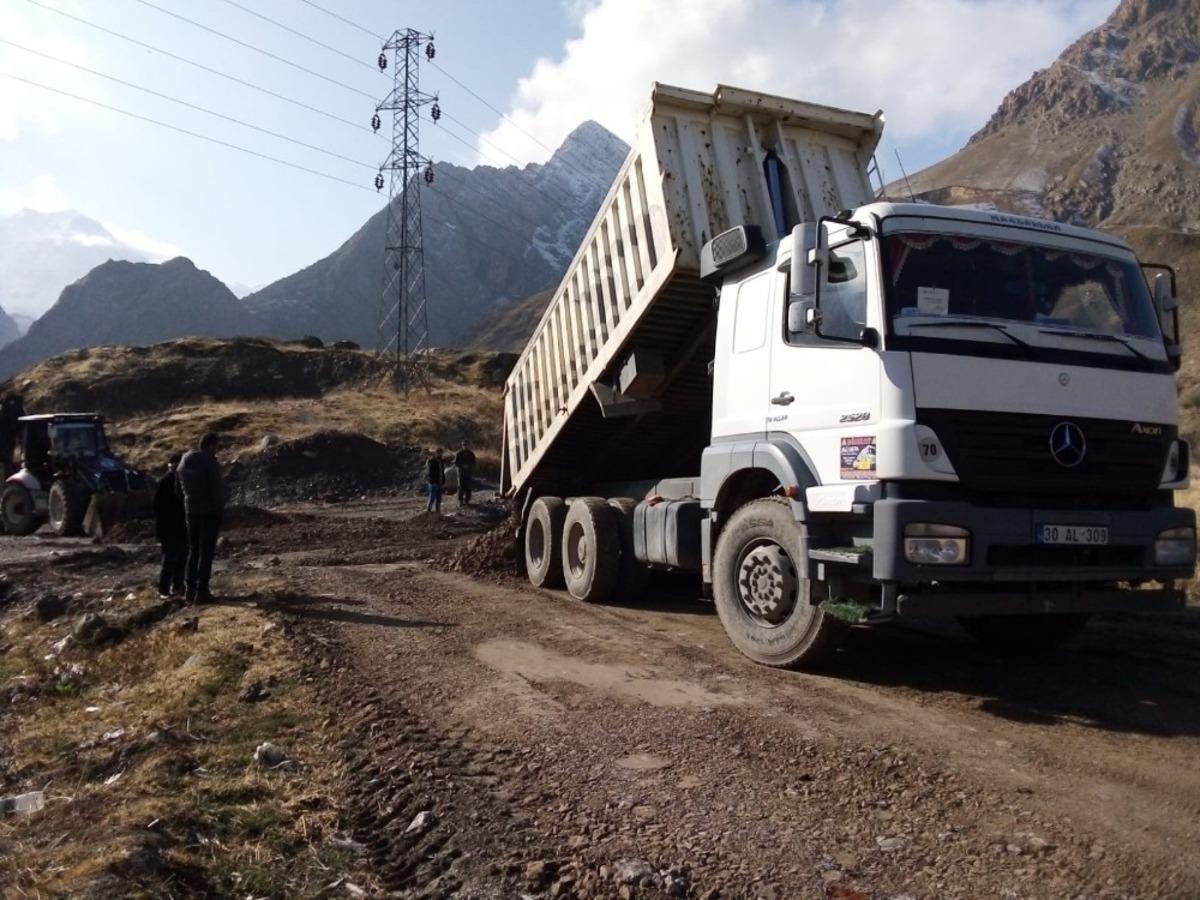 Hakkari belediyesinden stabilize yol &ccedil;alışması