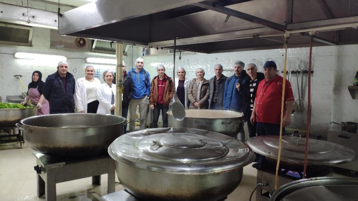 &Ouml;ğrenciler yemeklerinin nasıl pişirildiğini g&ouml;rd&uuml;ler