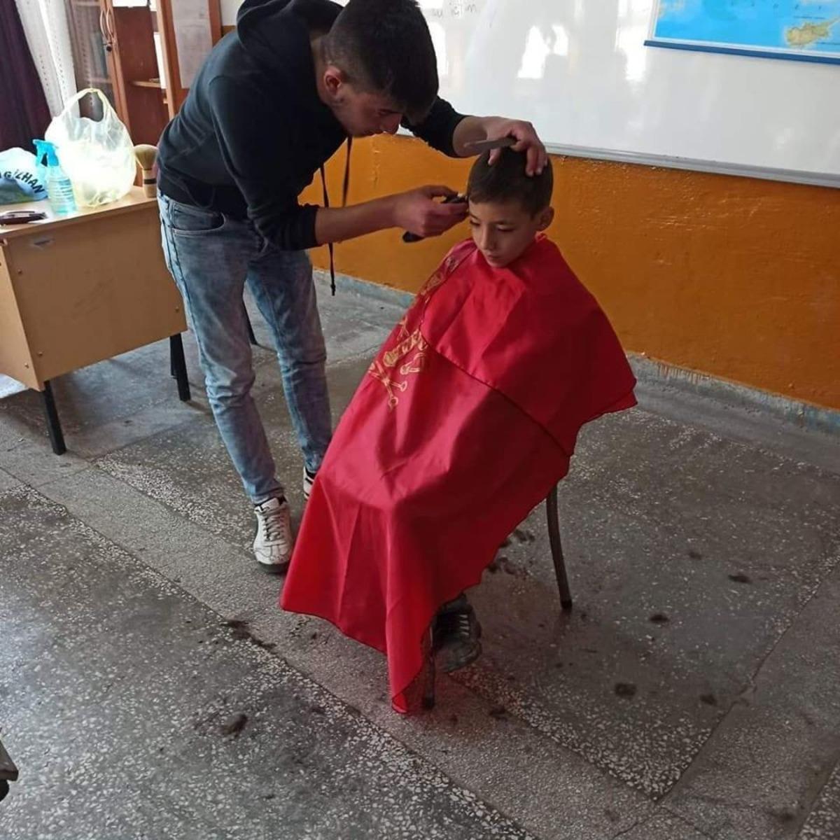 İlkokul &ouml;ğrencilerine sa&ccedil; bakımı