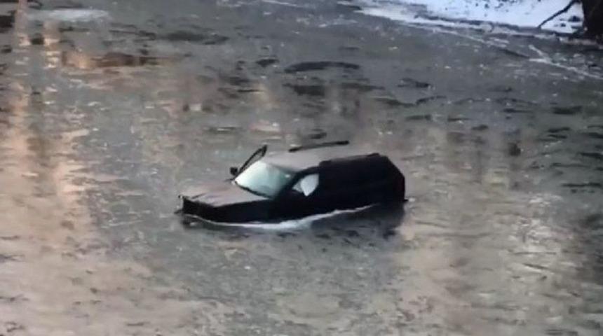 Buz tutan nehire düşen genci Siri kurtardı!