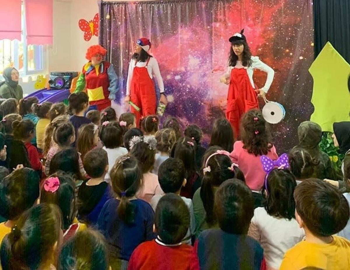 Kardeş okul &ouml;ğrencileri ile birlikte tiyatro izlediler
