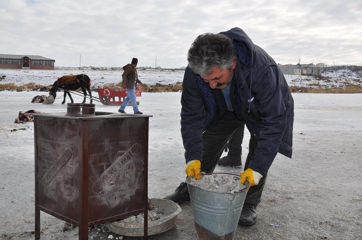 Donan Çıldır Gölü üzerinde soba yakıp çay demliyor G1