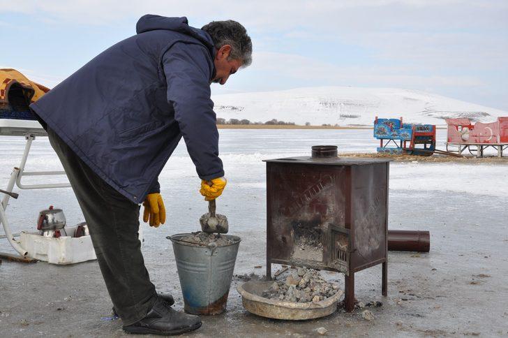 Donan Çıldır Gölü üzerinde soba yakıp çay demliyor G2
