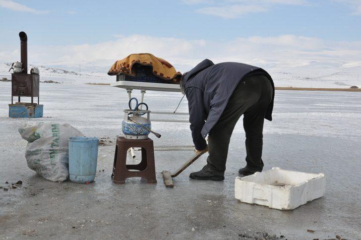 Donan Çıldır Gölü üzerinde soba yakıp çay demliyor G3