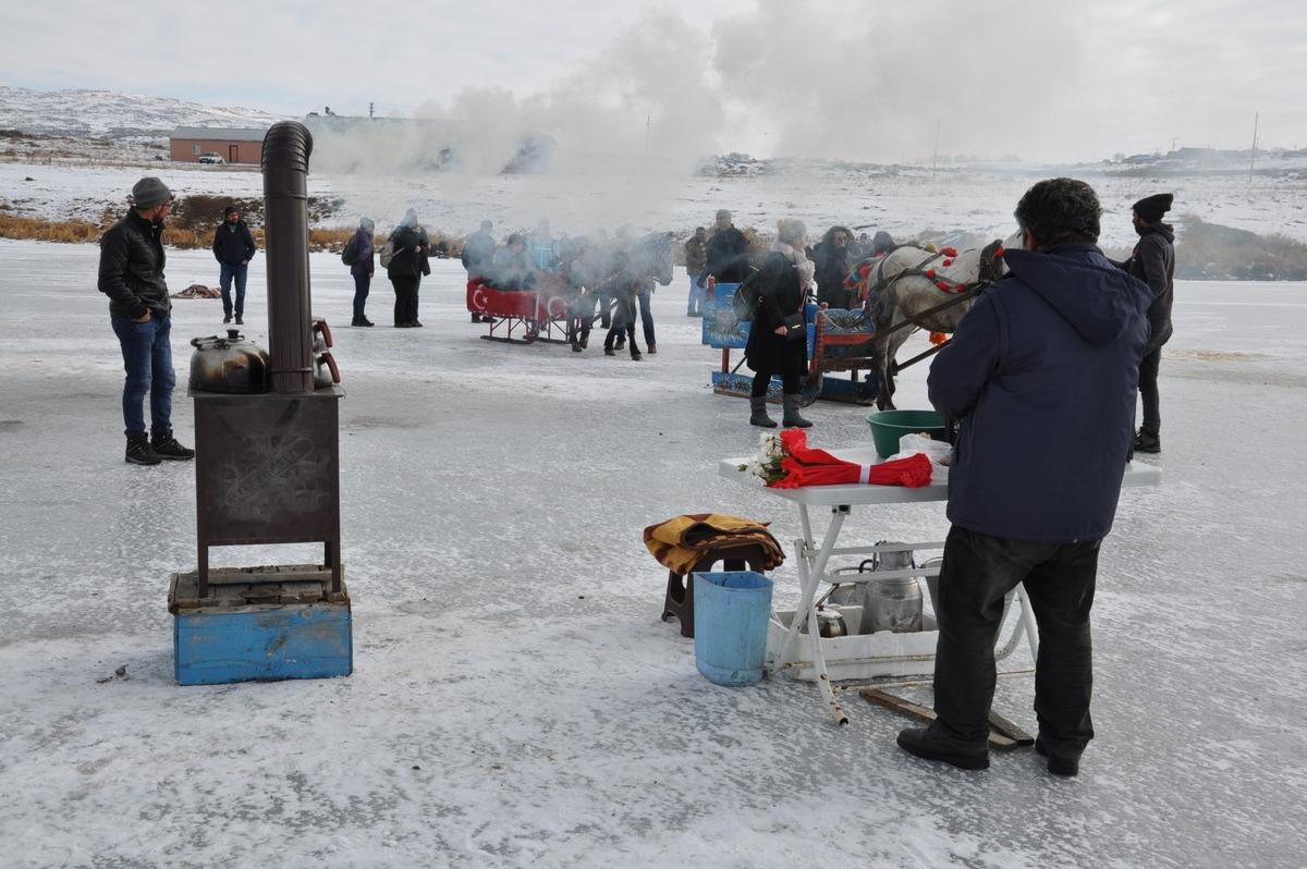Donan &Ccedil;ıldır G&ouml;l&uuml; &uuml;zerinde soba yakıp &ccedil;ay demliyor