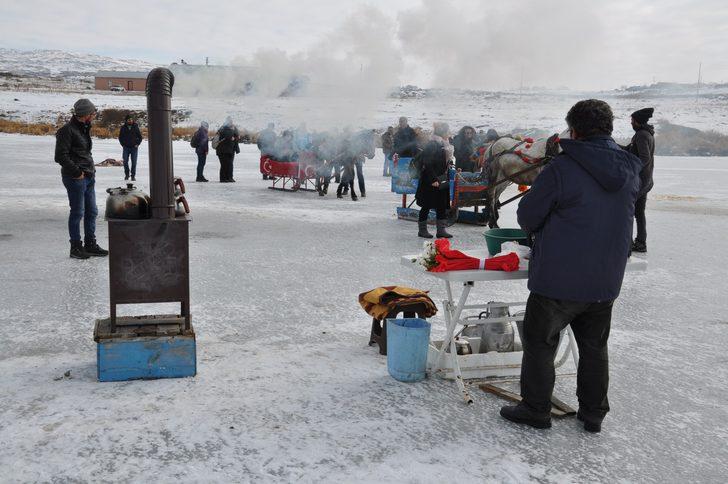 Donan Çıldır Gölü üzerinde soba yakıp çay demliyor G4