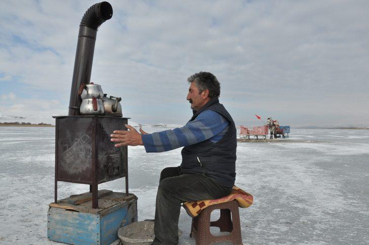 Donan Çıldır Gölü üzerinde soba yakıp çay demliyor G5