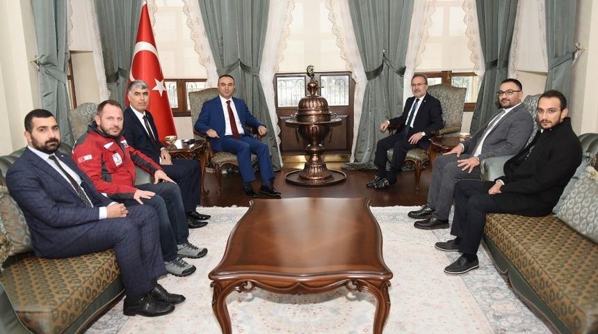 Vali Soyt&uuml;rk Kızılay Genel Başkan Vekili ile bir araya geldi