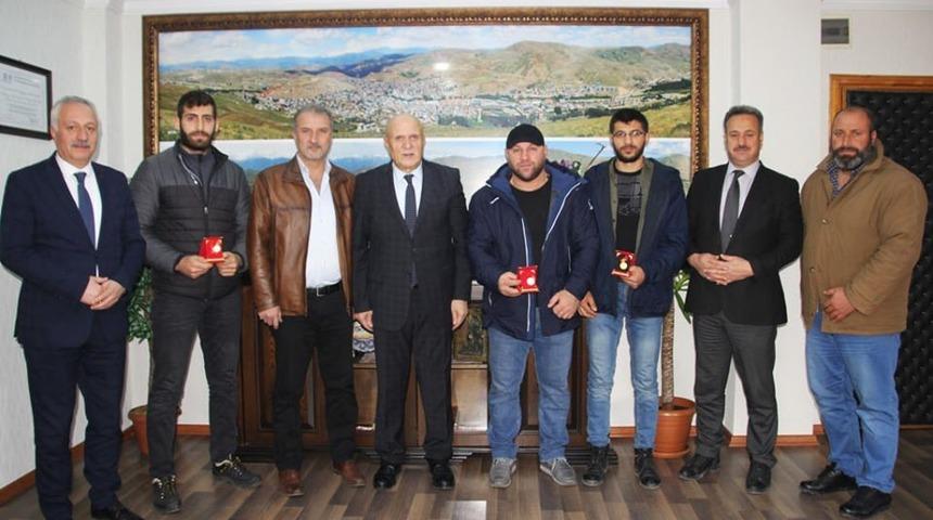 Başkan Pekmezci şampiyonları &ouml;d&uuml;llendirdi