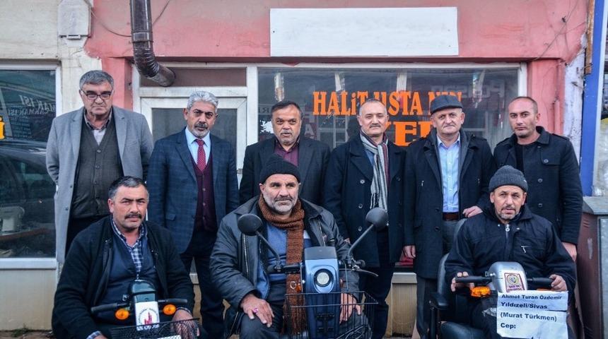 Gurbet&ccedil;i İş Adamı Engelli Hemşehrilerinin y&uuml;z&uuml;n&uuml; g&uuml;ld&uuml;rd&uuml;